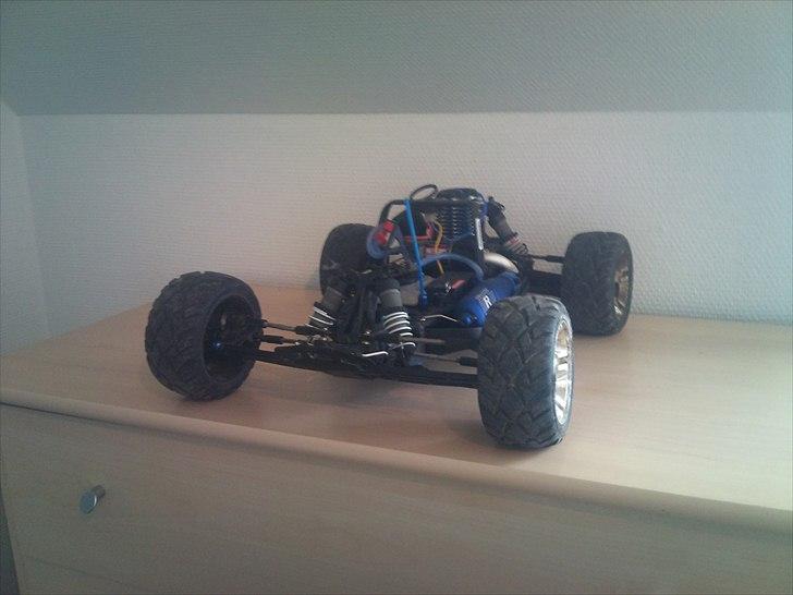 Truck Jato 3,3 2 WD 2,4 GHz - smukt syn af bilen uden karroseri :) billede 4