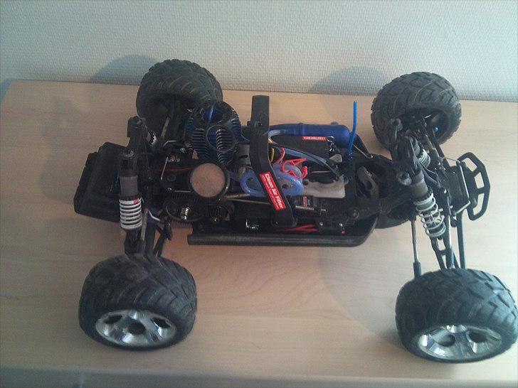 Truck Jato 3,3 2 WD 2,4 GHz - Jato 3,3 set oppe fre uden karroseri :) billede 5