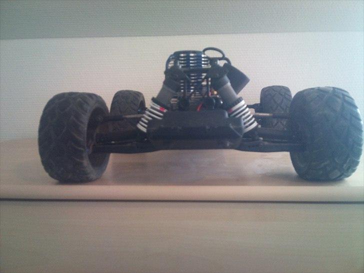 Truck Jato 3,3 2 WD 2,4 GHz - Jato 3,3 bagfra. her kan du også ser hvordan man selv kan justere støddæmperne om de skal være bløde eller hårde som de er på min :) billede 6