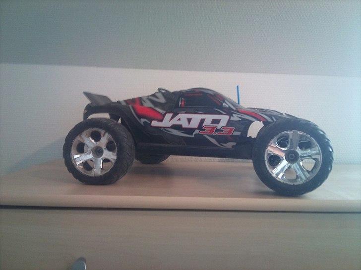 Truck Jato 3,3 2 WD 2,4 GHz - billede af min Jato 3,3 fra siden af med karroseri på :) billede 7