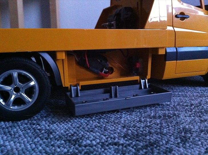 Bil | Mercedes Sprinter autotransport - Højre skab: Tænd / sluk knappen, samt stikket til batteriet, når det skal lades. billede 18