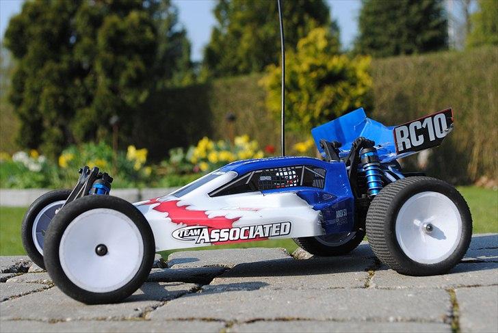 Buggy Team Associated B4,1 RTR - undskyld der ikke er flere billeder men jeg kan ikke få flere ind det siger den at den ikke kan men der kommer flere billeder ind når det bliver fikset !!! billede 1