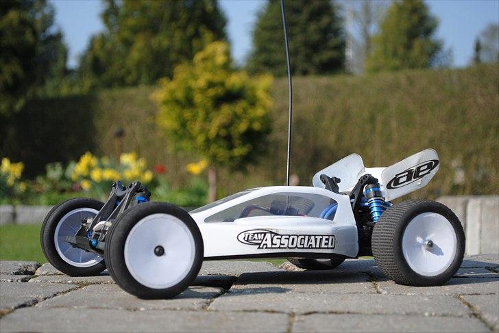 Buggy Team Associated B4,1 RTR - med hvidt karos. billede 2