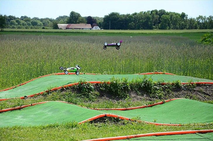 Buggy TLR 22 - Tak til Rone S for lån af "action" billeder :-) billede 15