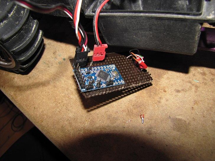 Bil HPI RS4 Nitro Drift - Et lille print jeg har lavet til at styre bilen over bluetooth (så nu bruges mobilen)
Bruger en arduino pro mini, til overføre signalerne til servo og esc  billede 7