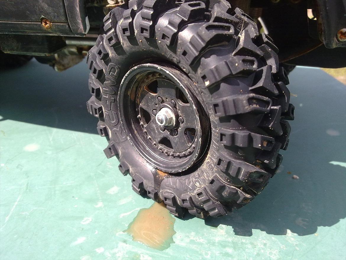 Off-Roader Tamiya Hilux Highlift (Junkyard Dog) - dækket sidder 1 tak længere inde (på ydersiden end standart) på fælgen billede 5