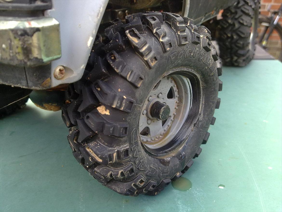 Off-Roader Tamiya Hilux Highlift (Junkyard Dog) - dækket sidder udover fælge på ydersiden billede 6