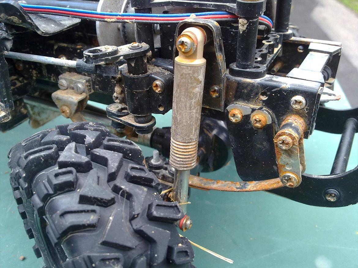 Off-Roader Tamiya Hilux Highlift (Junkyard Dog) - højre fordæmper og rust billede 11