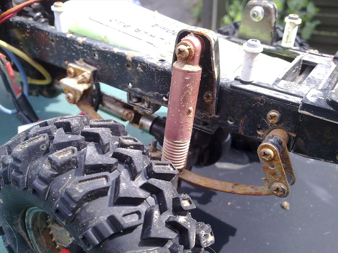 Off-Roader Tamiya Hilux Highlift (Junkyard Dog) - venstre bagdæmper og rust+mudder billede 14