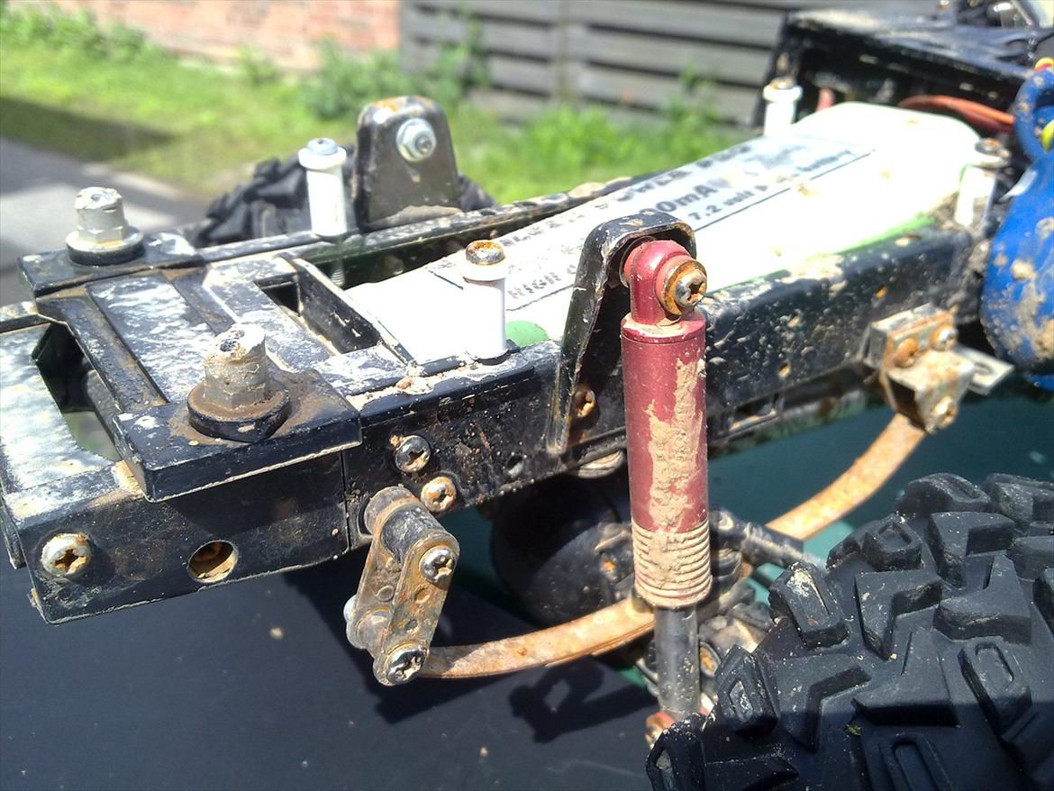 Off-Roader Tamiya Hilux Highlift (Junkyard Dog) - højre bagdæmper og rust+mudder billede 15