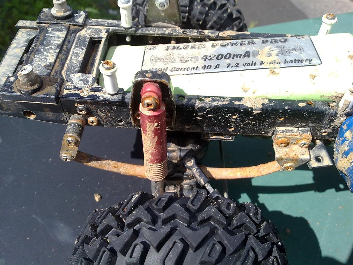 Off-Roader Tamiya Hilux Highlift (Junkyard Dog) - højre bagdæmper og rust+mudder billede 16