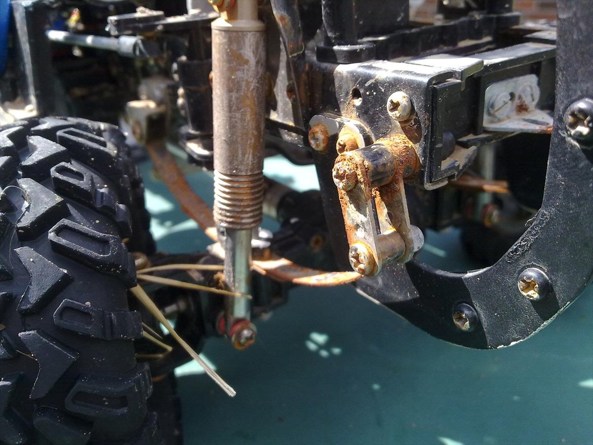 Off-Roader Tamiya Hilux Highlift (Junkyard Dog) - højre for dæmper og rust billede 12