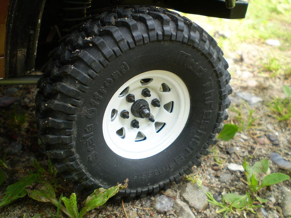 Off-Roader SCX10 Land Rover Defender - Dækkene har utroligt godt greb i det meste, på trods af det sparsomme mønster, specielt i sand, gør de det godt. 10/7-11 billede 8