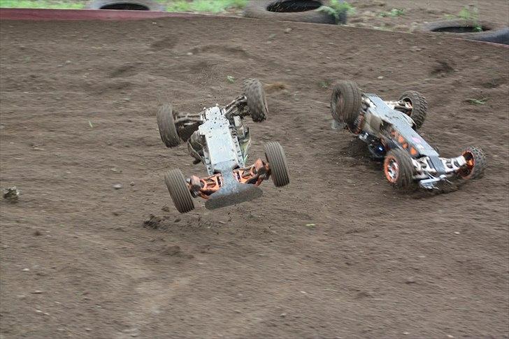 Buggy Hpi Baja 5B 2.0 Solgt - fra åbenthus i rc-royal d. 9/7-2011
og nu ligger vi begge så på hovedet:D billede 17