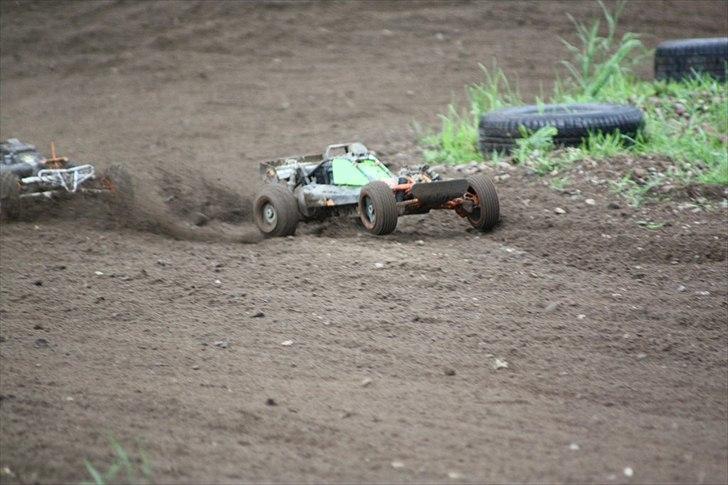 Buggy Hpi Baja 5B 2.0 Solgt - fra åbenthus i rc-royal d. 9/7-2011
Hvor mig og peter Kristian tager en battle og jeg ligger forrest billede 19