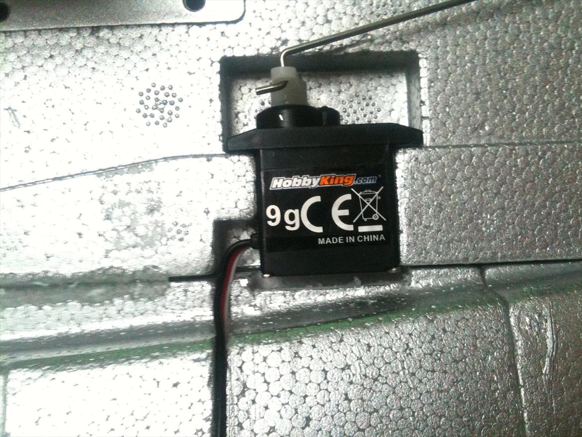 Fly Euro Fighter 2000 - Her kan man se servoen, og i bunden kan anes der er fjernet skum for at vingen kunne slutte tæt billede 3