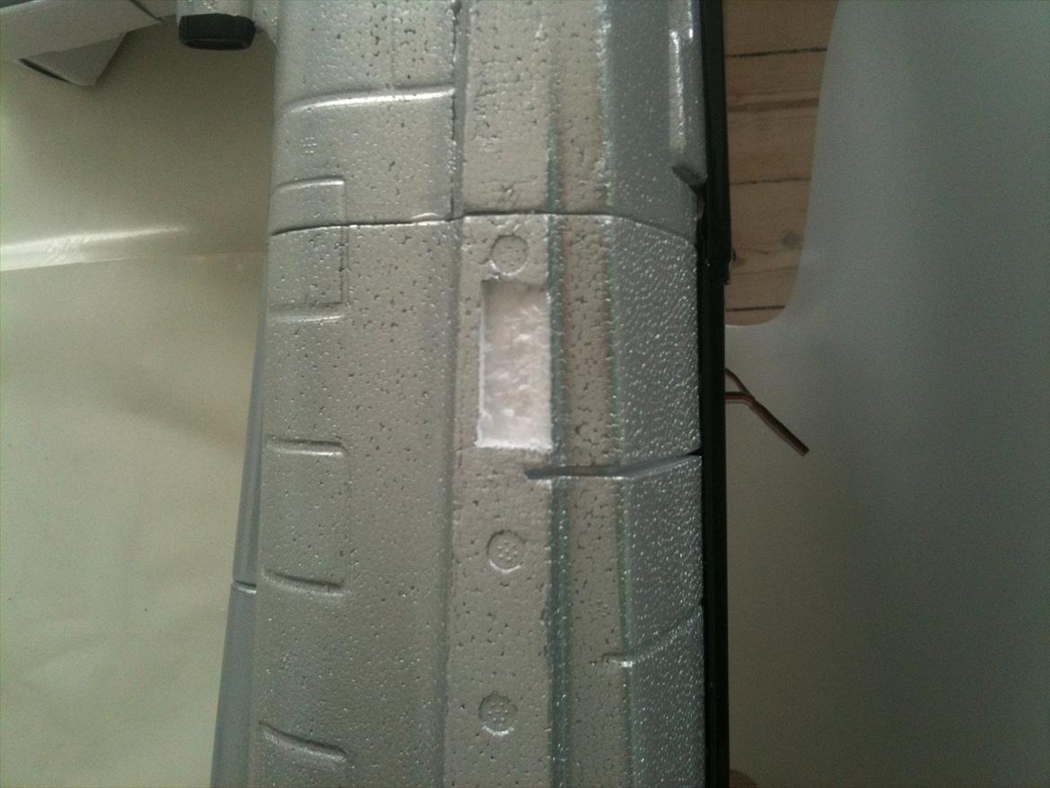 Fly Euro Fighter 2000 - Her er det sted der skulle fjernes skum til servoen billede 13