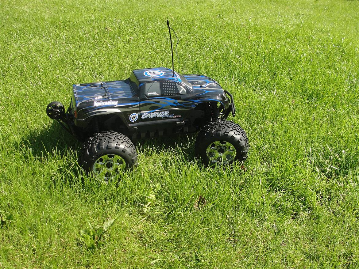 Off-Roader Hpi Savage Flux 2350 - i græsset fra siden med karossen på billede 2