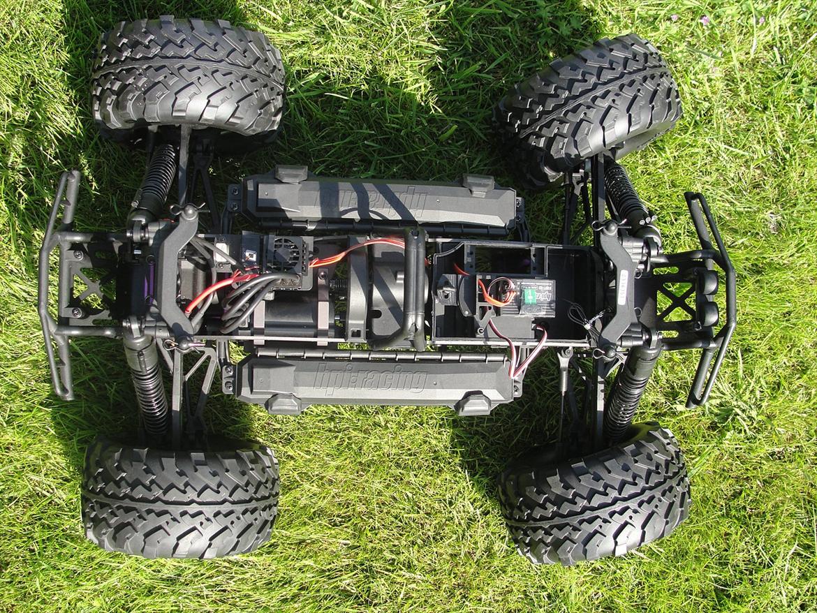 Off-Roader Hpi Savage Flux 2350 - i græsset oppe fra uden karossen. billede 4