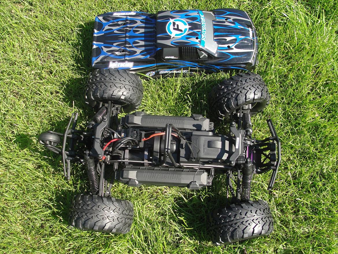 Off-Roader Hpi Savage Flux 2350 - oppe fra i græsset med karossen ved siden af. billede 6