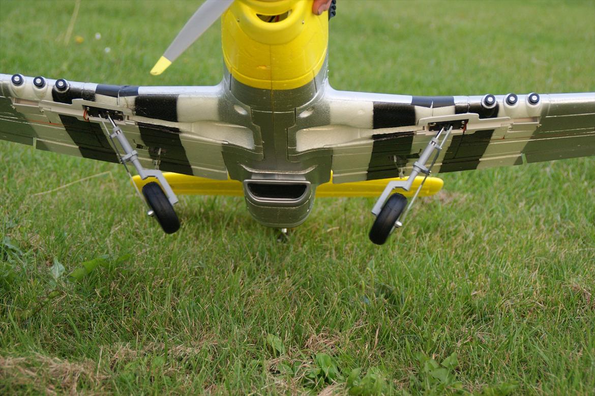 Fly FMS P-51 Mustang 'Marie' - Optrækkelig landings stil. billede 12