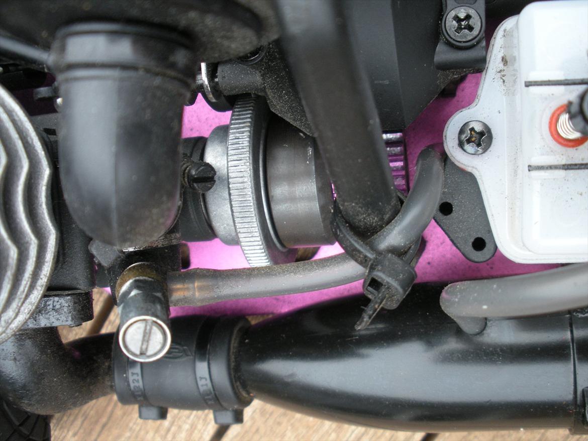 Bil Nitro RS4 RTR3 Evo - Strips kan fikse mange ting. Slangen lå faretruende tæt på, så tænkte jeg ville forebygge :) billede 16