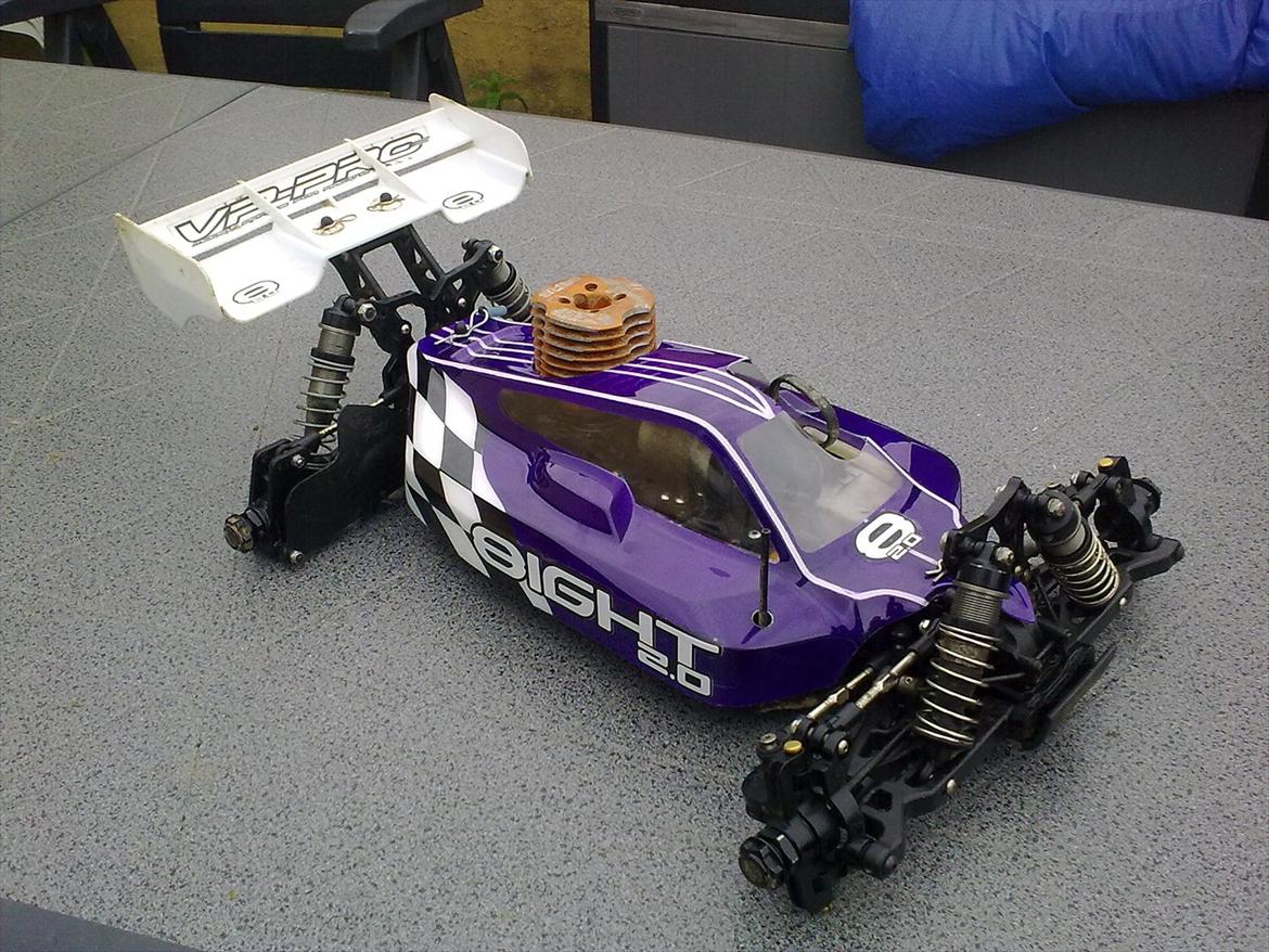 Buggy Losi 8ight 2.0 EU - Transp. lilla med hvid baggrund, hvide striber og racing flags. billede 1