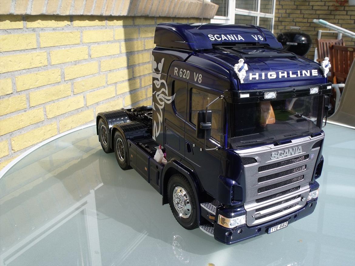 Lastbiler Scania R620 6X4 Tamiya - Scania`en er malet i Deep Blue Metallic , stafferinger mv er i sølv. billede 1