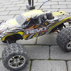 Truck Traxxas Revo 3.3