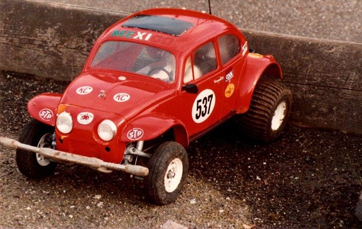 Buggy Sand Scorcher Tamiya - Her holder byggyen stille , der er en lille skade på fronten efter et sammenstød med en anden bil. billede 5