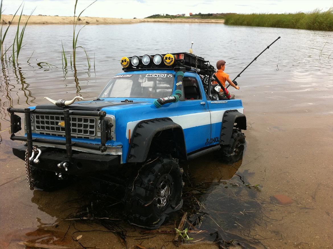 Off-Roader Axial scx10 chevrolet k10 pickup  - Efter en lang og hård dag med trail kørsel kan man jo lige ta et smut ud og fiske . billede 4