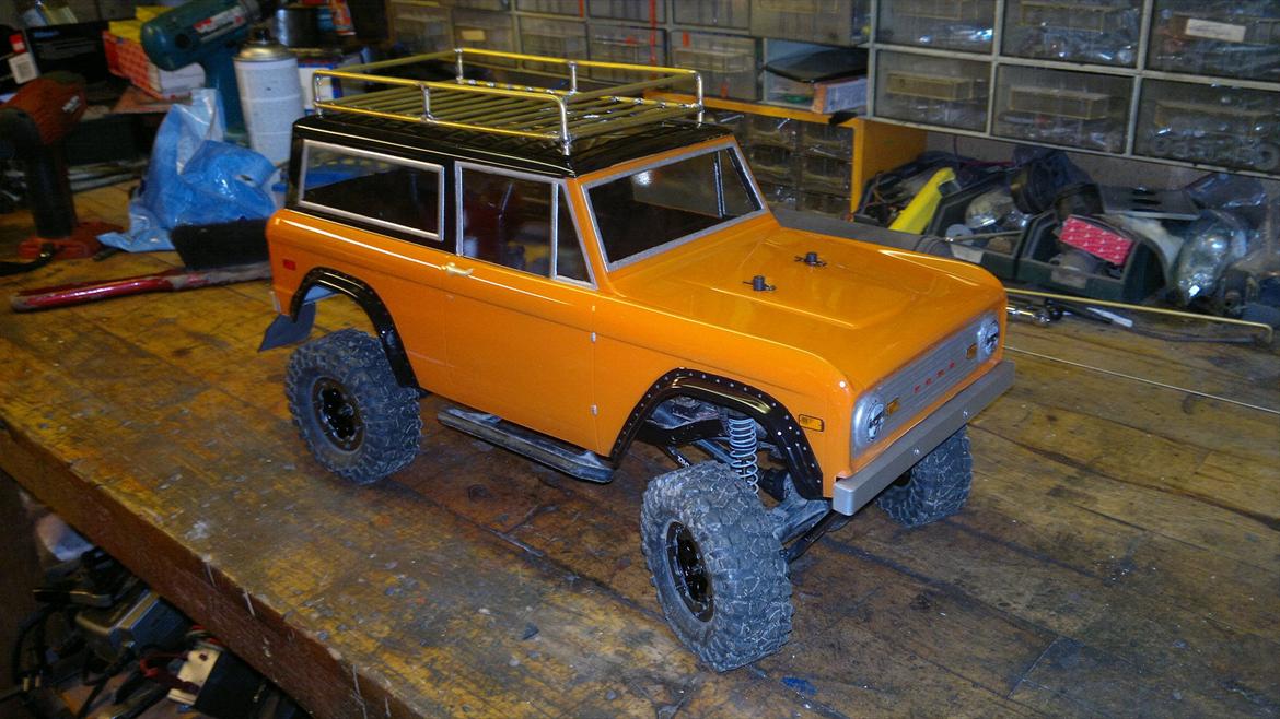 Off-Roader Axial SCX Ford Bronco - Tagbagagebæren prøve monteret men ikke sat fast. billede 11