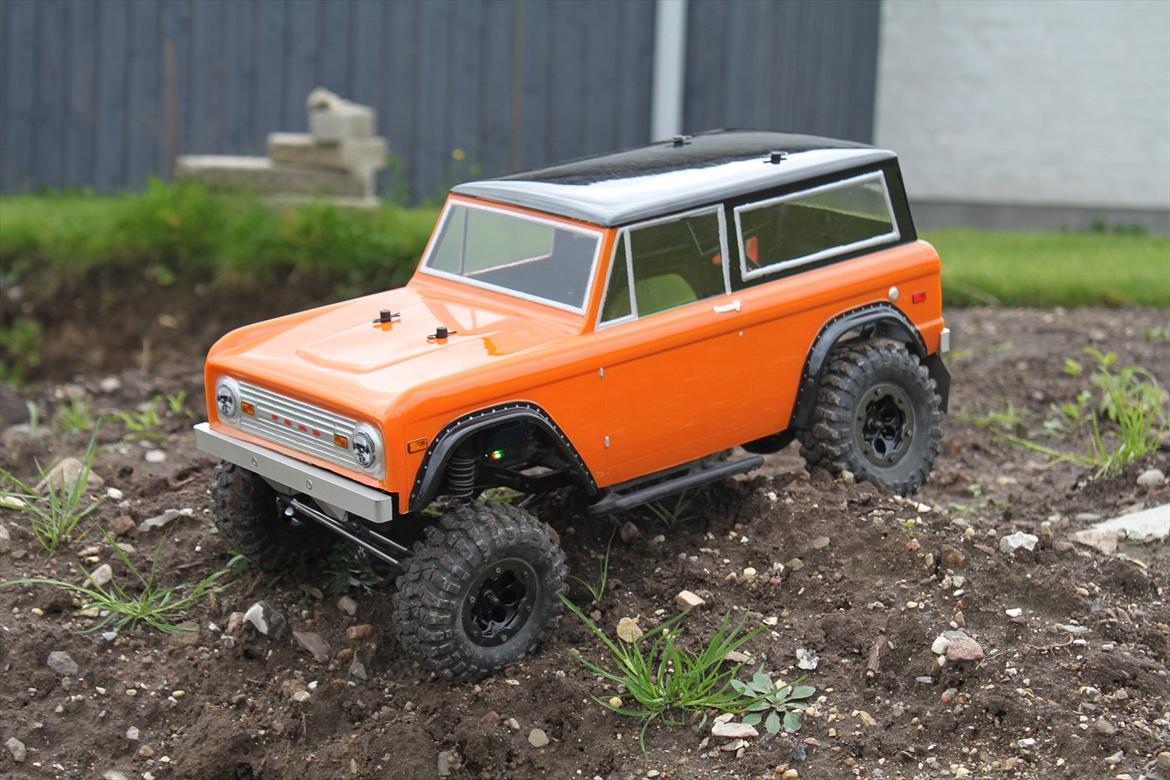 Off-Roader Axial SCX Ford Bronco - Min Ford ude og køre i en lille jord bunke for første gang. billede 2