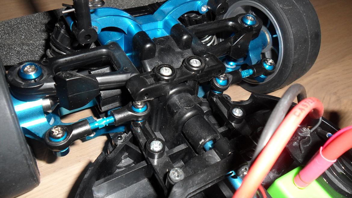 Bil Tamiya TT-01 - det fine styretøj. det var lidt en hovedpine at samle tierodsne. men det er et fint resultat. :D så alt er godt billede 12