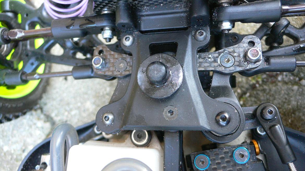 Buggy XRay XB 808 2011 specs - Styreplade som er udført i plastik for at give bilen fleksibilitet.  billede 5