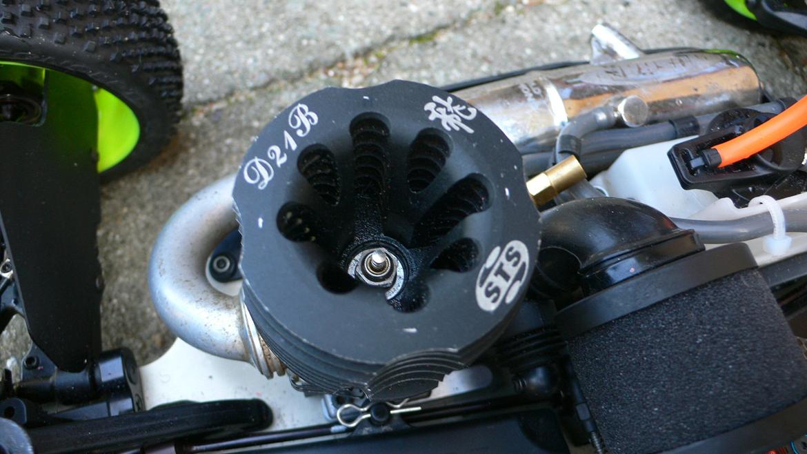 Buggy XRay XB 808 2011 specs - STS D21R racing engien. Den går ret stramt men er ved at være tilkørt :) billede 8