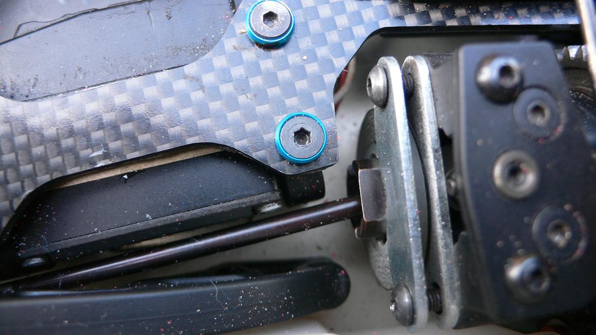 Buggy XRay XB 808 2011 specs - Carbon Radioplade. Bemærk hvor tæt servoen sidden på akslen!!  billede 15