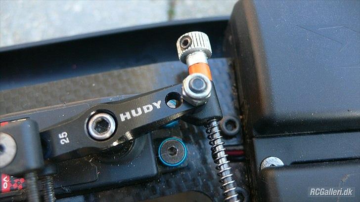 Buggy XRay XB 808 2011 specs - Hudy servohorn og futaba s9550 servo. Jeg blev nød til at vælge denne servo da det er en low profile servo og da der ikke er plads til andet. billede 18