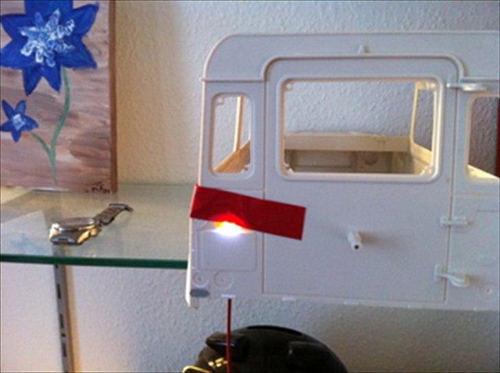 Off-Roader RC4WD Land Rover D90 - Så blev der lavet en test opstilling på nummer plade lys, dette er ikke den endelige udgave.
Der skal andre ledninger på så det hele sidder ordenligt. billede 10