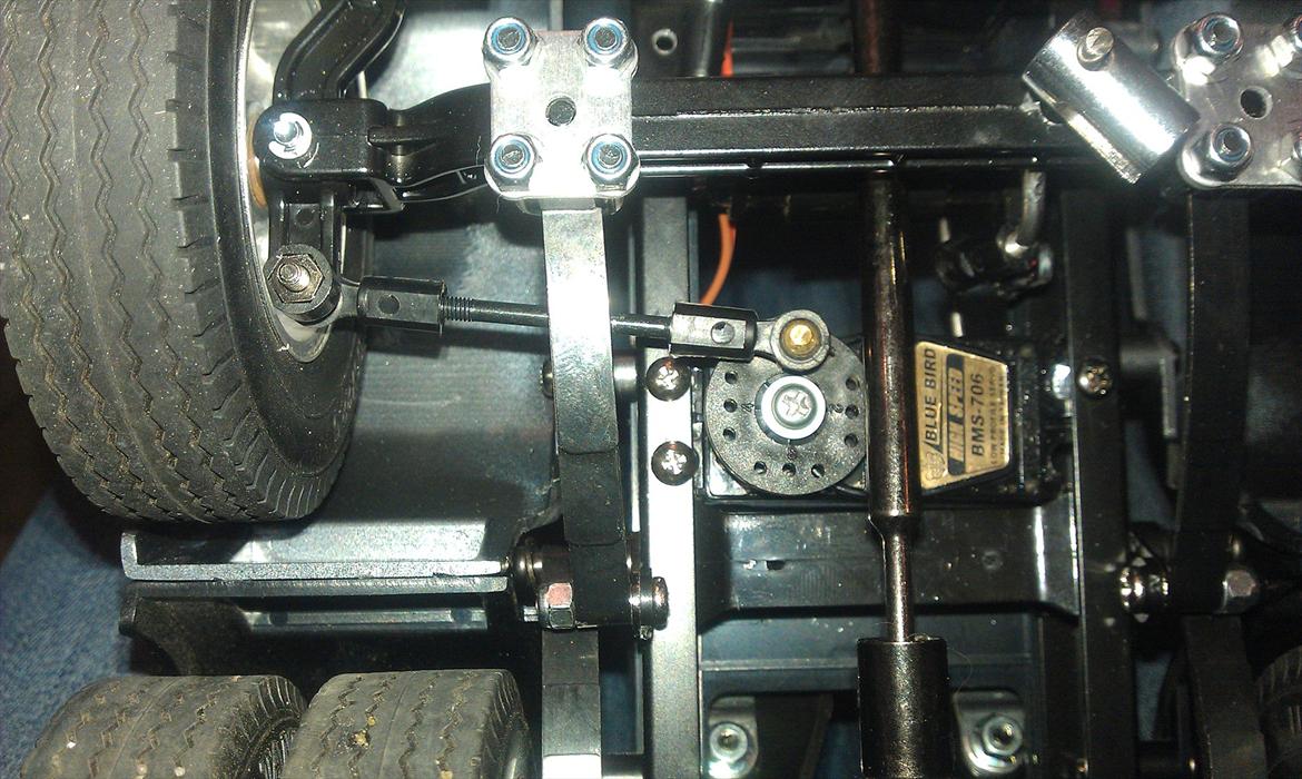 Lastbiler Volvo FH12 / Solgt - Lidt om hvordan jeg har lavet styring af de 2 servoer der styre hæve/sænke og dreje billede 18