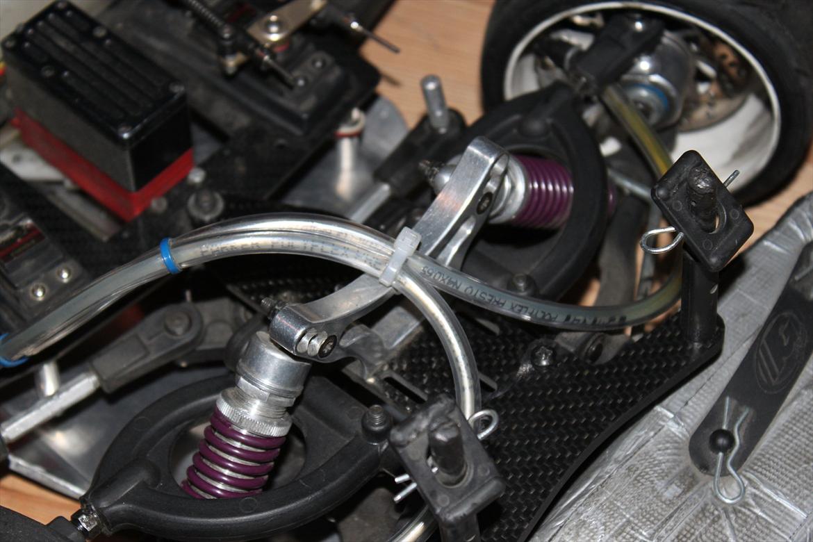 Bil FG  sportsline 08 BMW 320 - Carbon afstivning i front, front body mount i carbon, alu shock tower fra en EVO 08, samt hydraulik slanger med overtrukne beskyttelses slanger billede 12