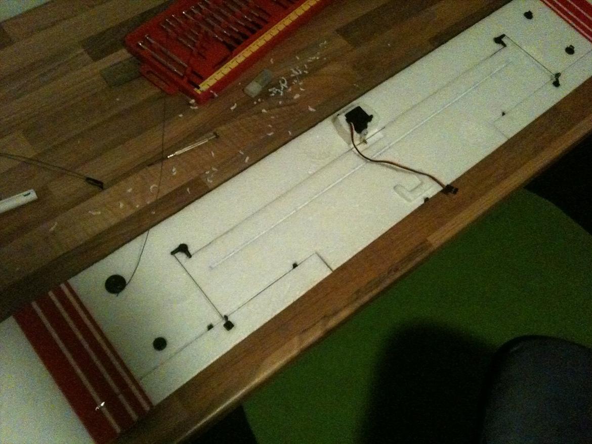 Fly Supercub PA-18 - så skal der forstærkes, rille lavet til carbon bar billede 6