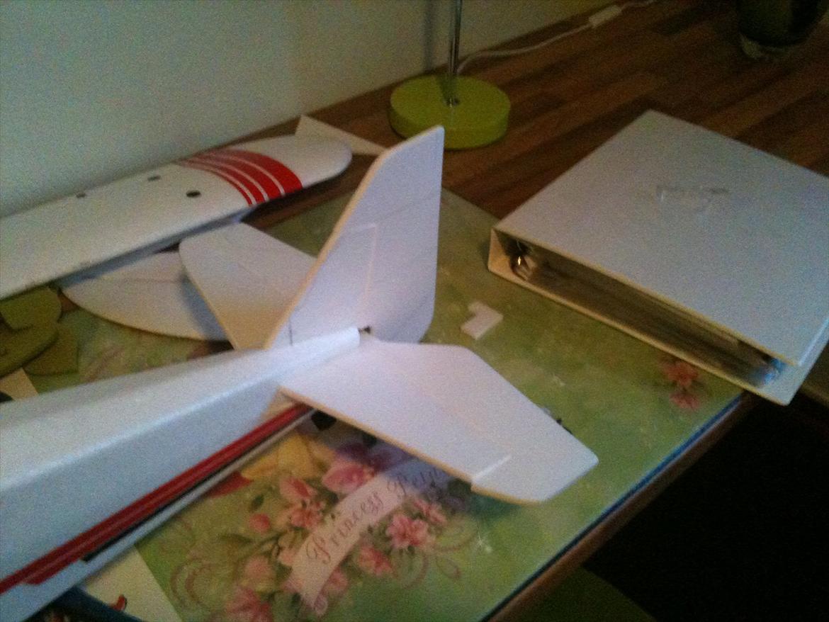 Fly Supercub PA-18 - og så bestemte jeg mig for at lave ny hale til skidtet da det andet har fået for mange tæsk. billede 10