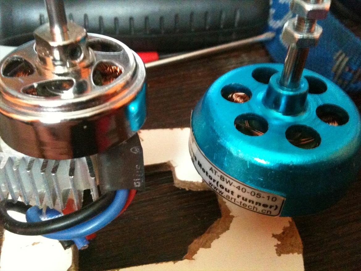 Fly Supercub PA-18 - og så tænkte jeg en ny motor ville gøre underværker.. impulskøb af en 1000kv den blå som ryger i er fra en Cessna 182 500 klasse så den burde vel kunne trække skidtet med en 9x6 eller 10x5 prop, bliver spændende at prøve. billede 14