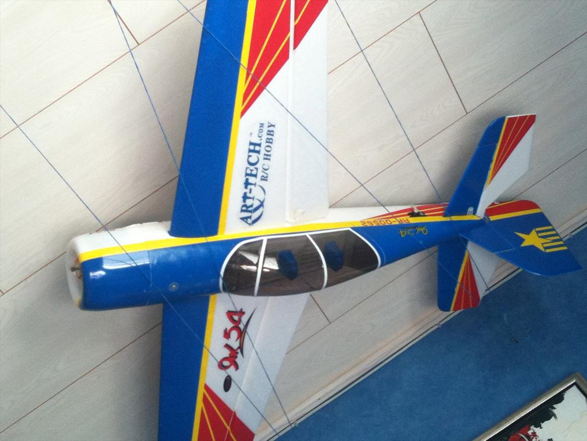 Fly Art-Tech YAK-54 3D - sådan hænger den op under loftet. billede 5