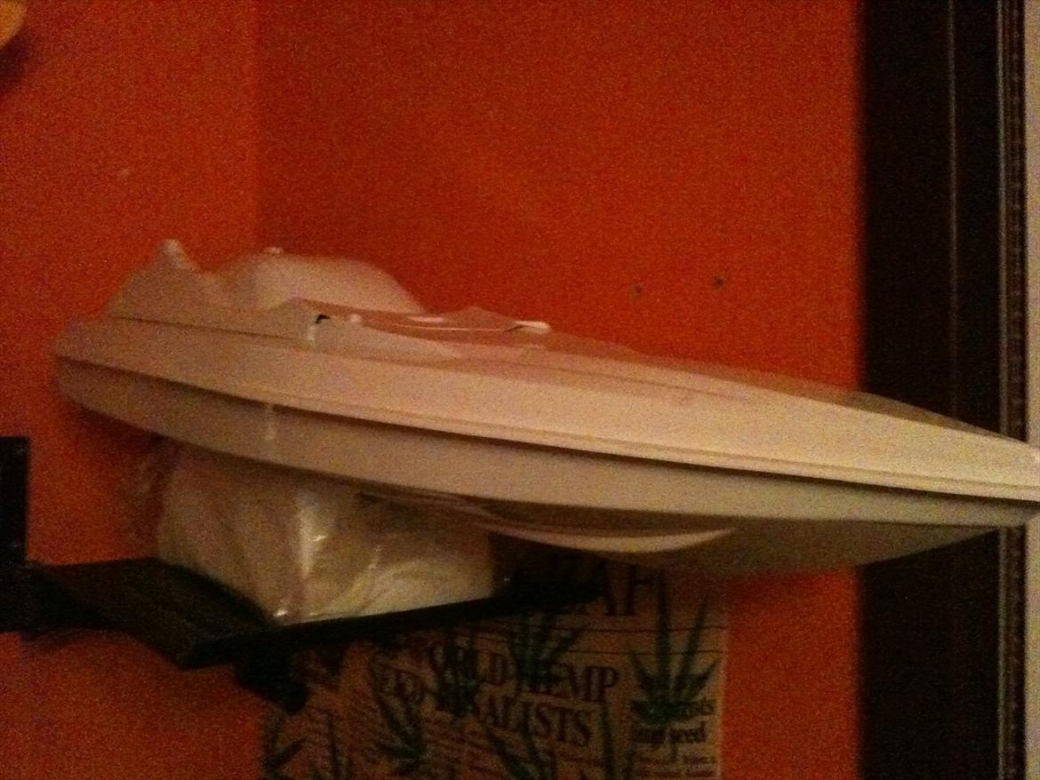 Båd Kyosho BlueStreak 800 GP - mit ophæng til gamle CRT 14" TV har nu fundet sin rette funktion :P billede 1