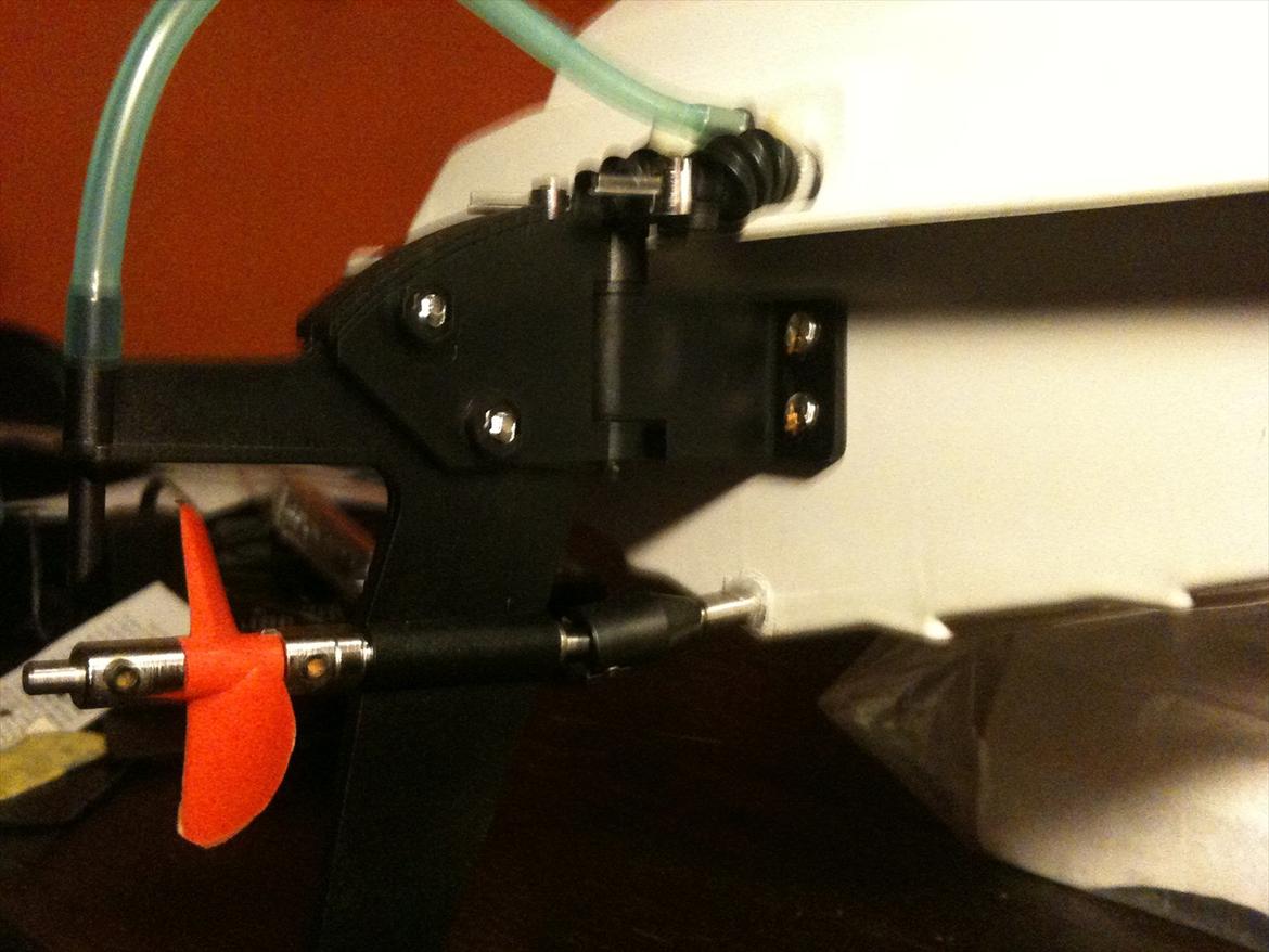 Båd Kyosho BlueStreak 800 GP - Den lidt kedelige standard skrue og ror, ville jeg nu godt have udskiftet til alu ror og messing skrue billede 3