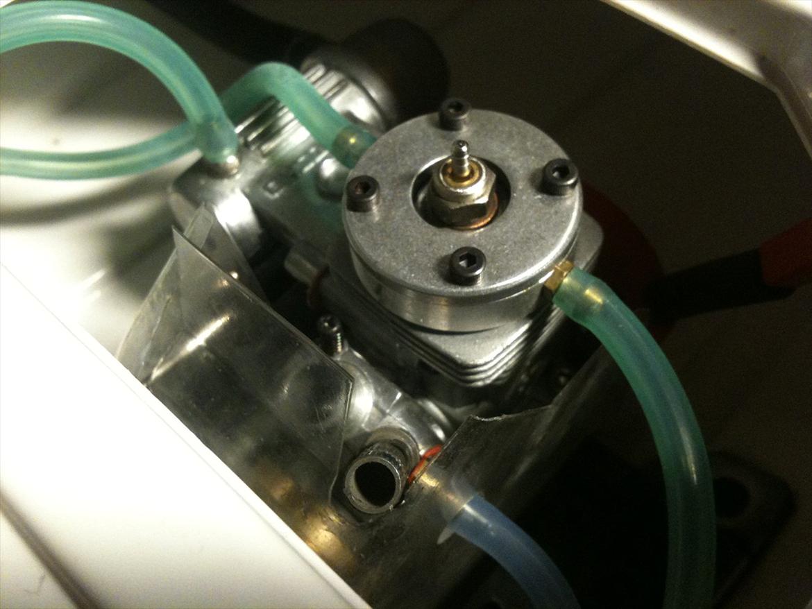 Båd Kyosho BlueStreak 800 GP - Spøjst nok, denne model har en større motor end hvad de normalt blev solgt med.. min er en GT16S som standard er 2.9, normalt medfølger en 2.49. billede 4