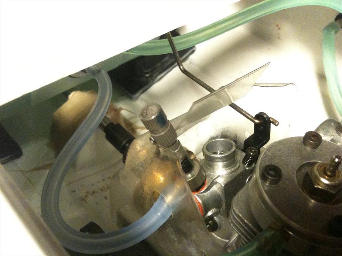 Båd Kyosho BlueStreak 800 GP - som man lige kan ane ud fra billede, er stævnerøret blevet fæstnet med glasfiber spartel på bunden billede 6