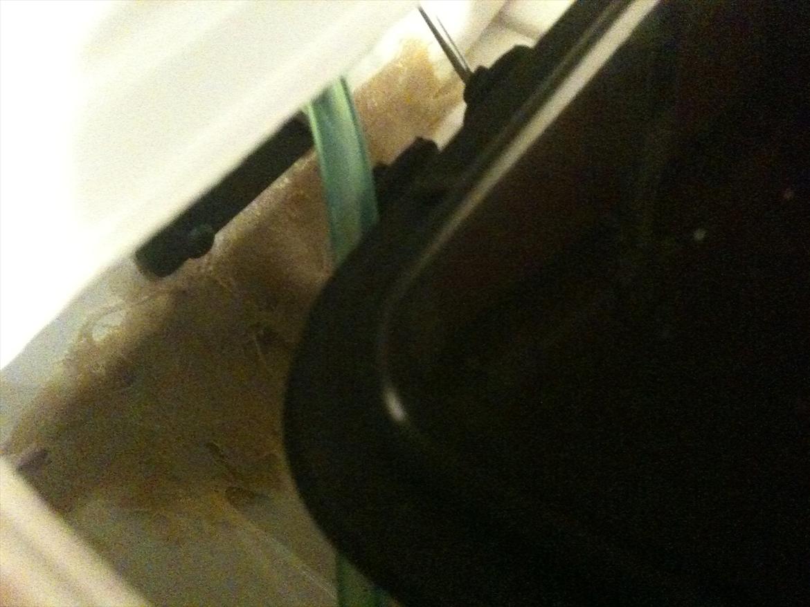 Båd Kyosho BlueStreak 800 GP - bag elektronik kassen der, er der også bare blevet hældt godt med glasfiber på, og hele vejen under kassen ligger flamingo som har fået glasfiber ud over sig for støtte af stævnerøret billede 7